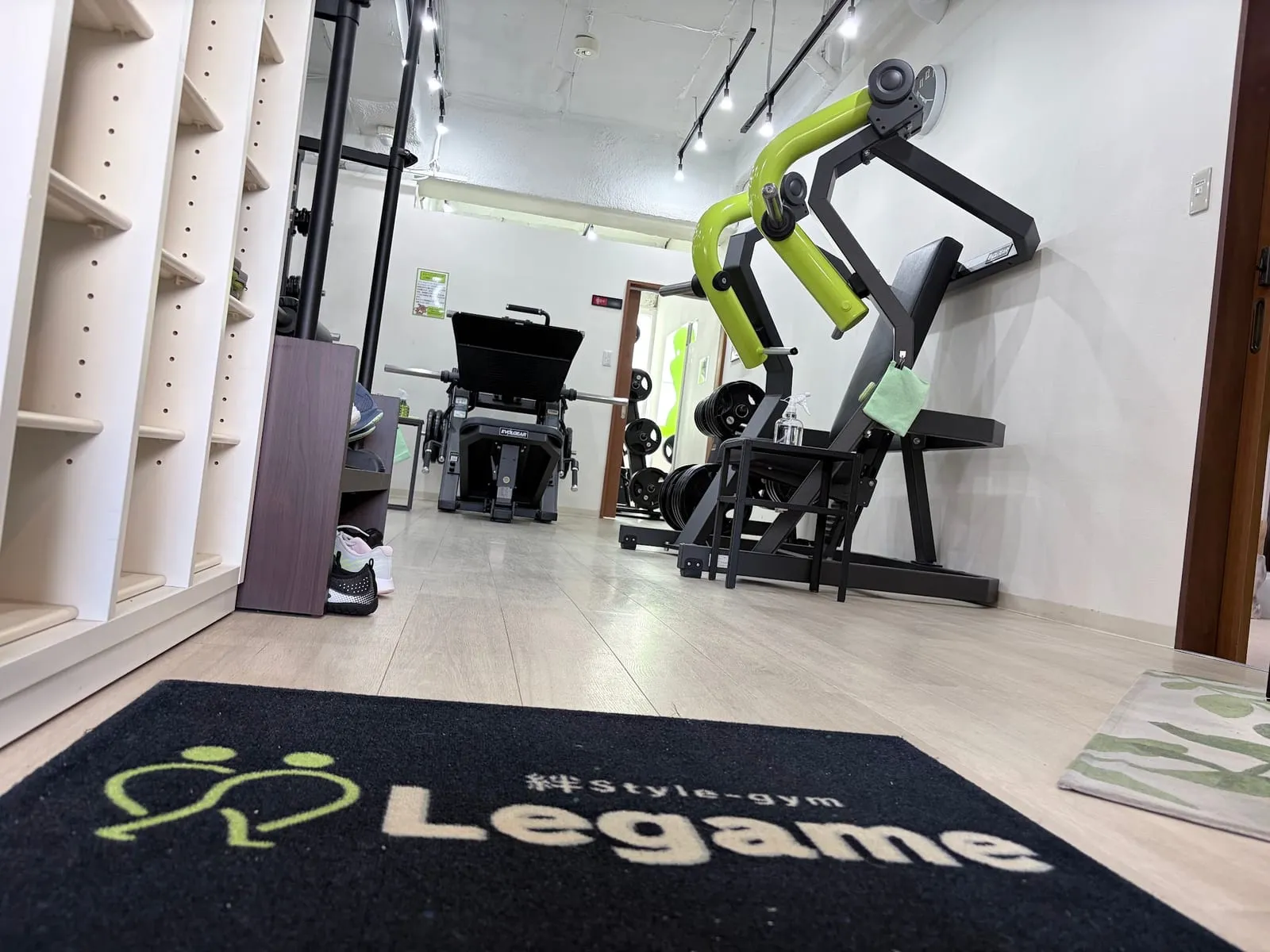 2階トレーニングルーム入口の Legame ロゴマットとマシン