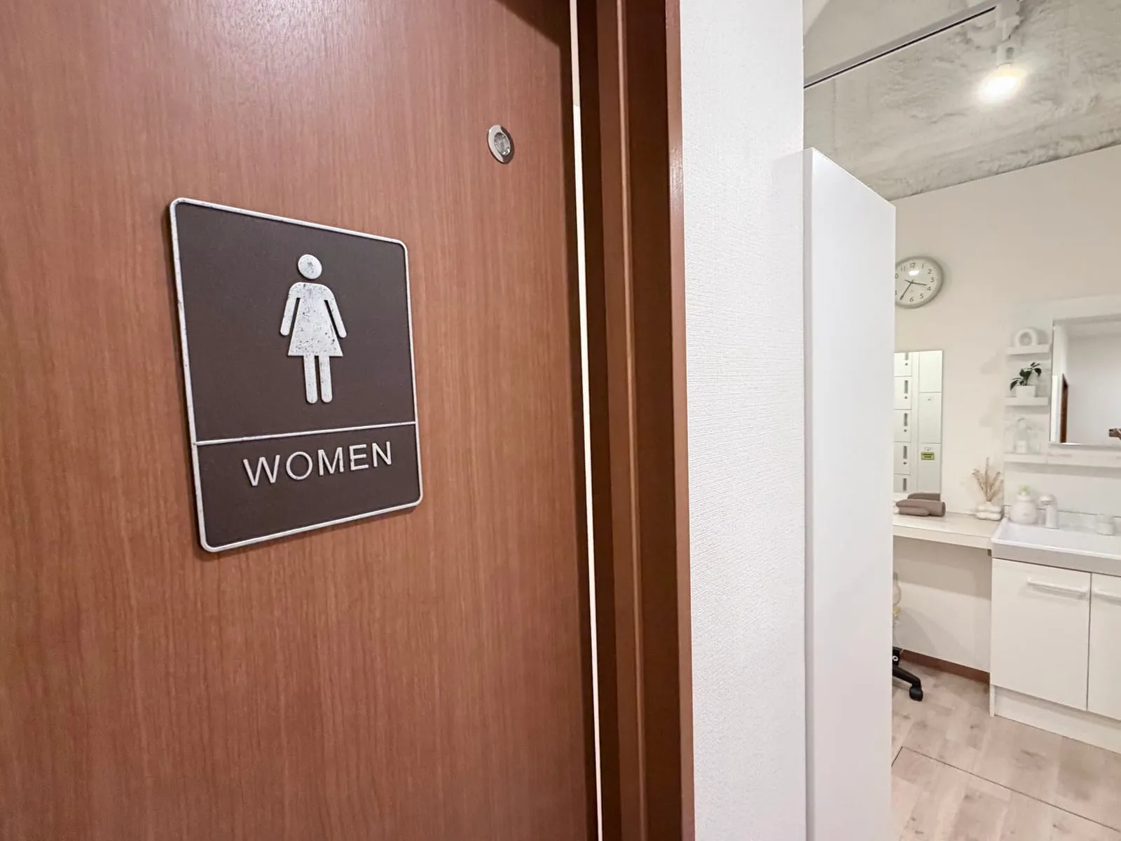 女性用トイレ(WOMEN)の入口と洗面スペース